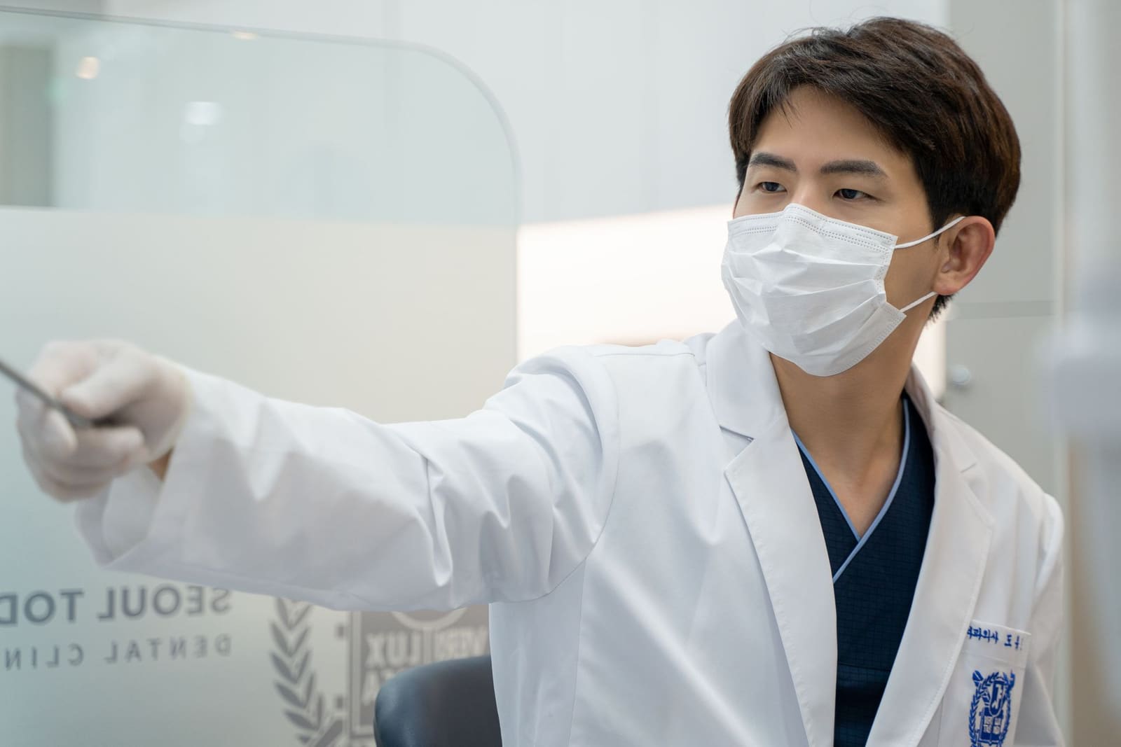 Dr. Doh pointing at a dental scan while explaining a diagnosis